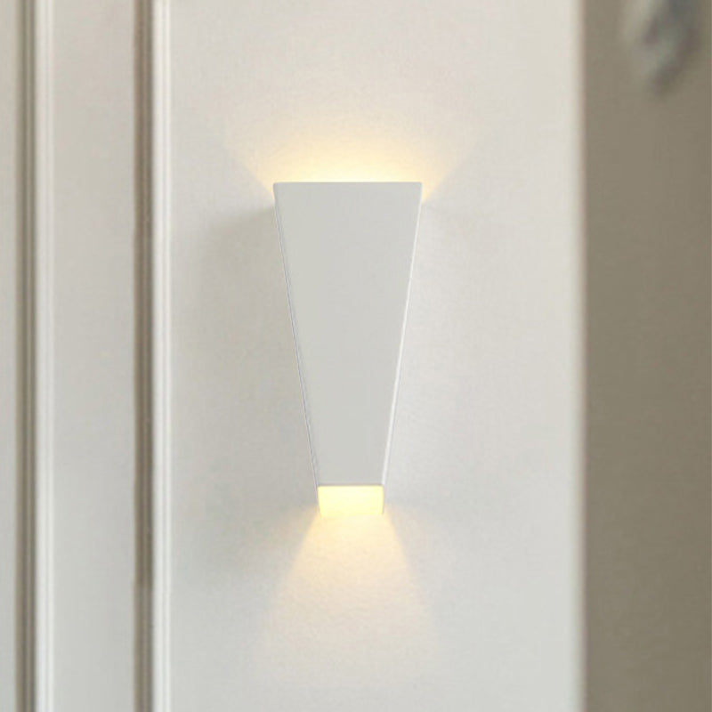 Estilo simplista de luz de pared trapezoidal de aluminio cálido/blanco, iluminación LED de lámpara de noche en negro/blanco | Brehn