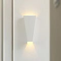 Estilo simplista de luz de pared trapezoidal de aluminio cálido/blanco, iluminación LED de lámpara de noche en negro/blanco | Brehn