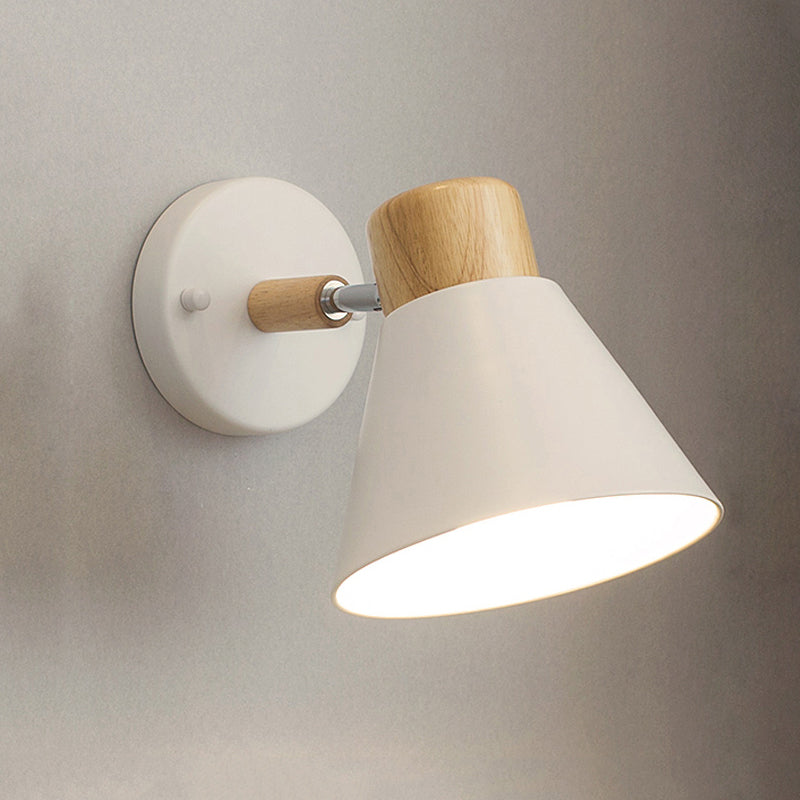 Luz de pared de estilo nórdico con pantalla cónica, montaje en pared, metal y madera, 1 bombilla, lámpara de noche giratoria en negro/blanco | Brehn