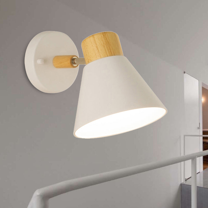 Luz de pared de estilo nórdico con pantalla cónica, montaje en pared, metal y madera, 1 bombilla, lámpara de noche giratoria en negro/blanco | Brehn