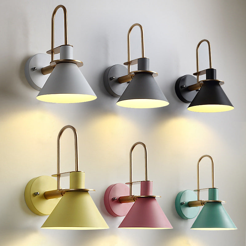 Lámpara de pared estilo macaroon de montaje en pared de metal, lámpara colorida para habitaciones de hotel | Brehn