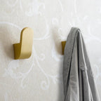 ELVANOR – Modernos ganchos de pared de latón dorado para batas de baño, para una suspensión compacta y elegante