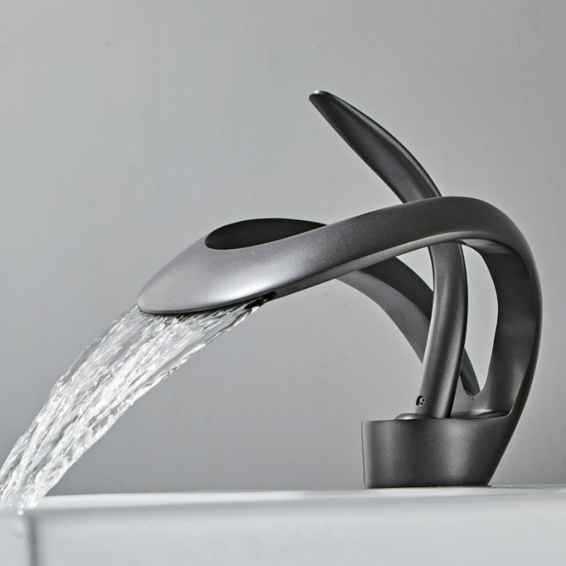 PureFlow – Grifo de baño curvado moderno con salida de cascada