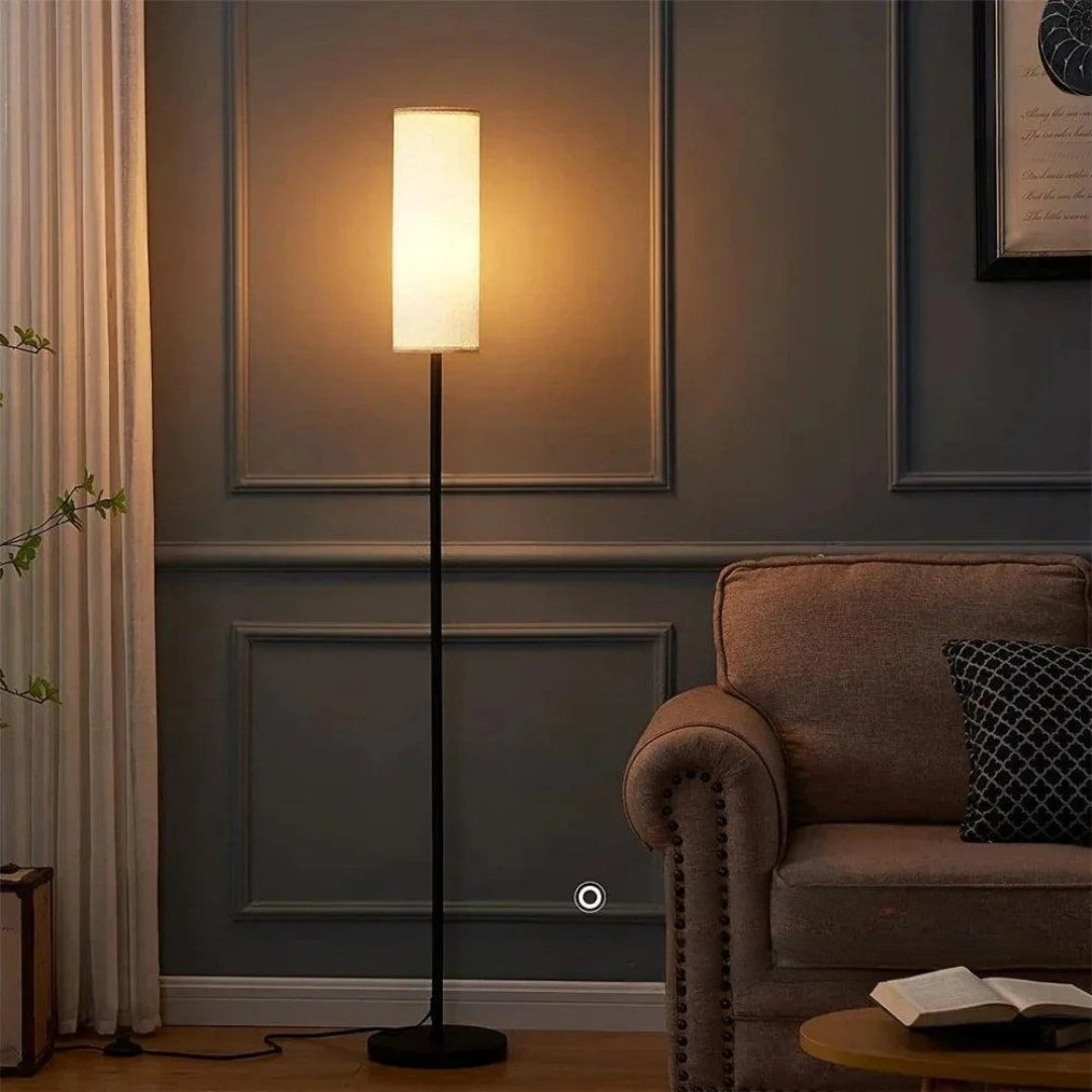 LumiGlow – Lámpara de Suelo Esbelta con Pantalla Cilíndrica para Iluminación Ambiental Suave