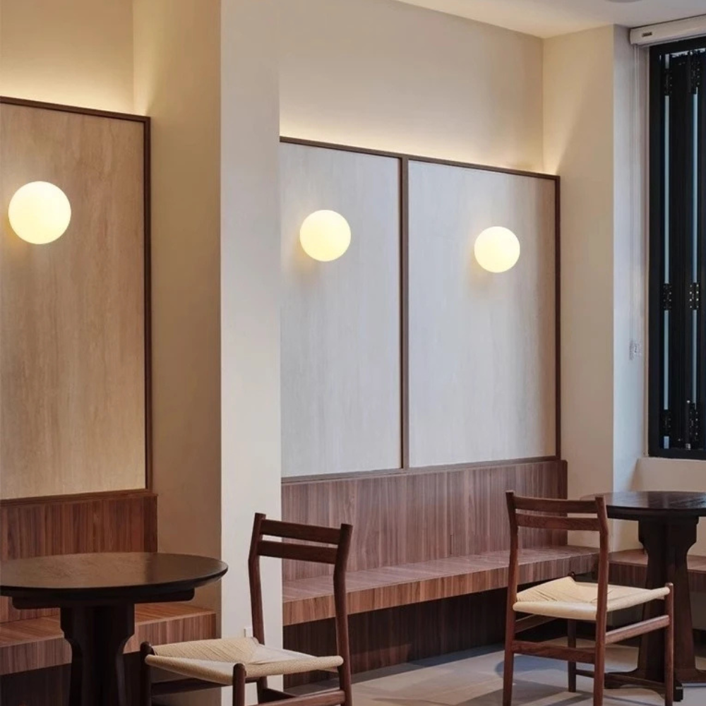 Luz de Pared Solsticio - Aplique de Vidrio Esmerilado Moderno para Interiores Minimalistas
