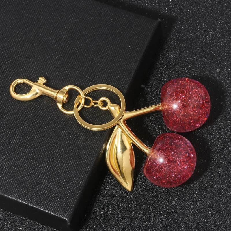 Llave de metal con colgante de cereza