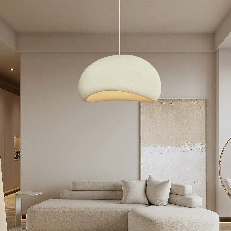 Lámpara colgante minimalista para una atmósfera residencial tranquila