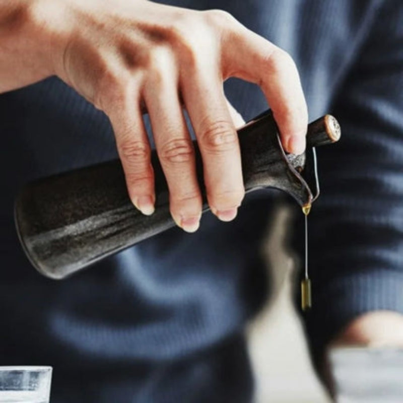 PourEase – Dispensador de Aceite con Tapa y Diseño Creativo