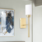 Lámpara de pared de tubo de vidrio opalino modernista 1 bombilla, accesorio de iluminación de pared de latón con brazo de lápiz de metal