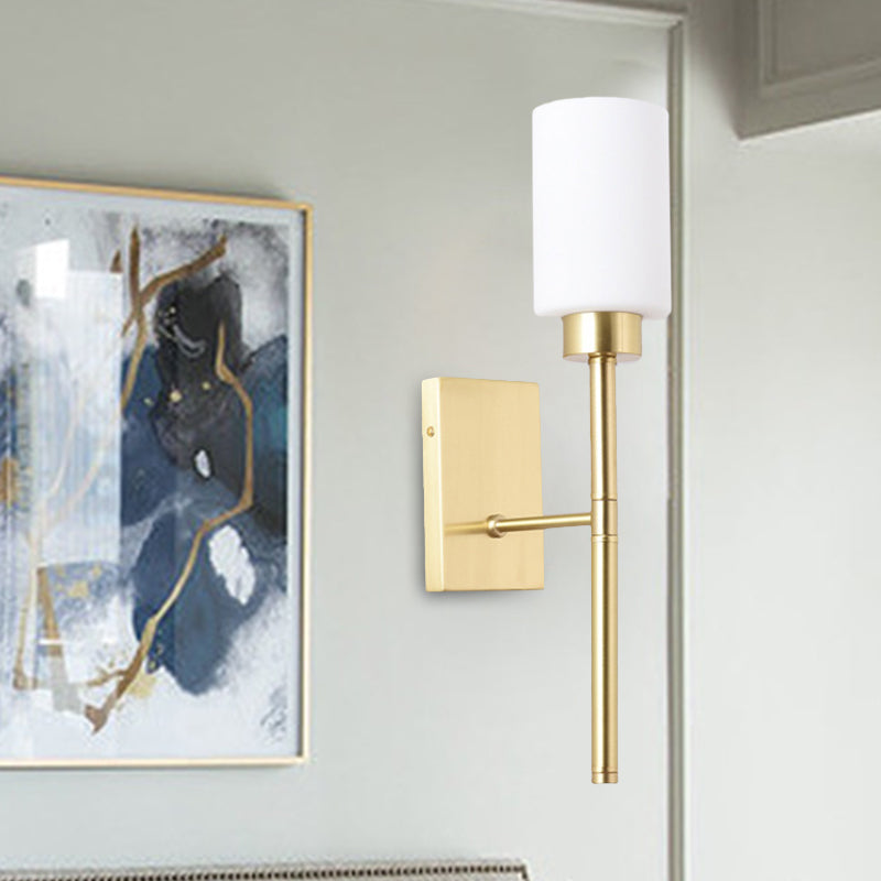 Lámpara de pared de tubo de vidrio opalino modernista 1 bombilla, accesorio de iluminación de pared de latón con brazo de lápiz de metal | Brehn