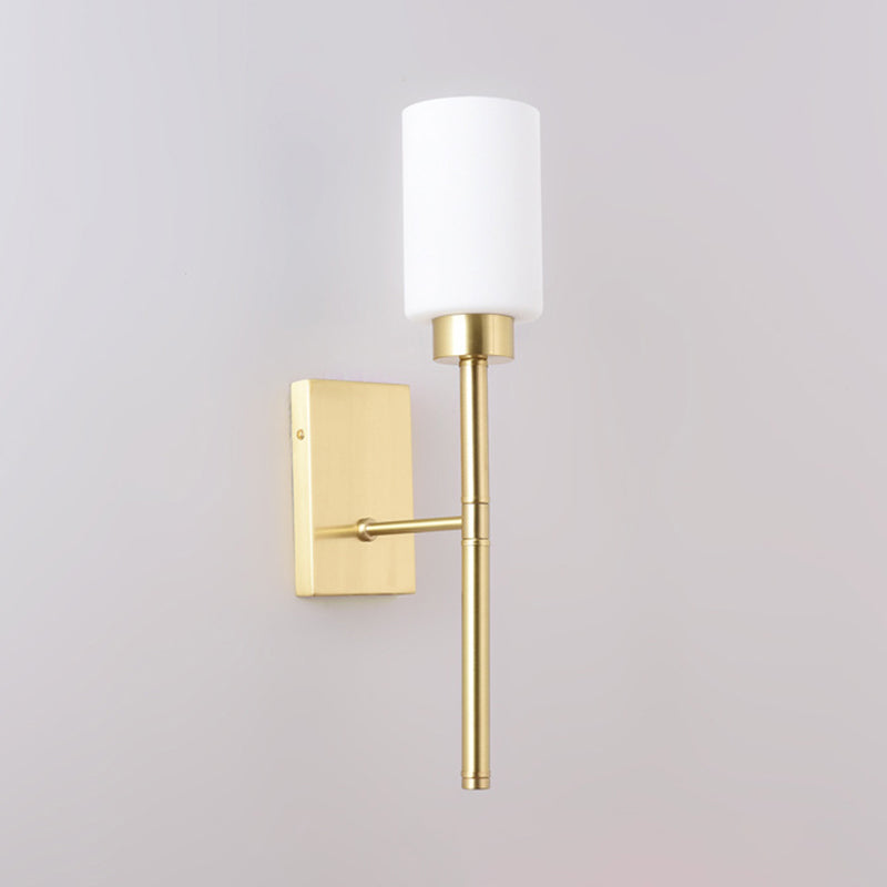 Lámpara de pared de tubo de vidrio opalino modernista 1 bombilla, accesorio de iluminación de pared de latón con brazo de lápiz de metal | Brehn