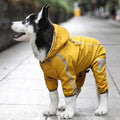 Skanto | Abrigo de lluvia para perros elegante, impermeable y ajustable con franjas reflectantes y capucha