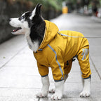 Skanto | Abrigo de lluvia para perros elegante, impermeable y ajustable con franjas reflectantes y capucha