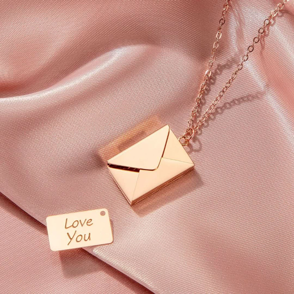 Collar de sobre secreto con un mensaje de amor oculto