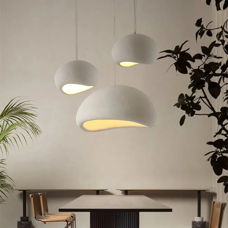 Lámpara colgante minimalista para una atmósfera residencial tranquila