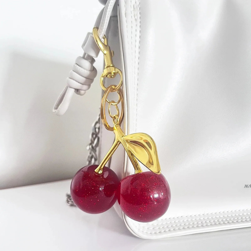 Llave de metal con colgante de cereza