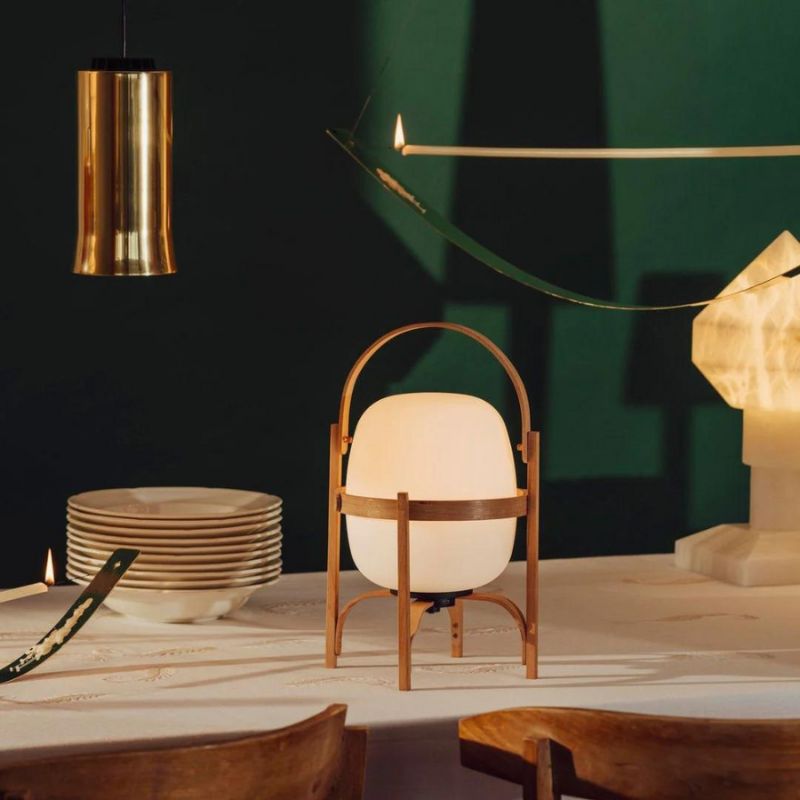 LumaTorch – Lámpara de mesa LED con diseño inspirado en linternas