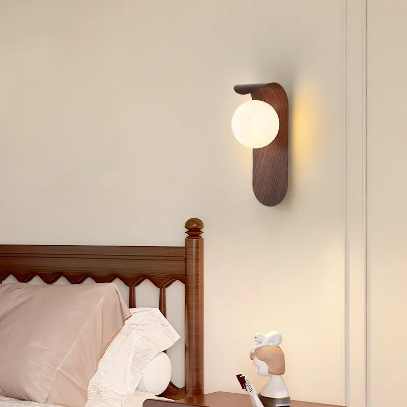 Lisslune | LuxeWood – Lámpara de Pared de Nogal Chic para Ambientes Únicos