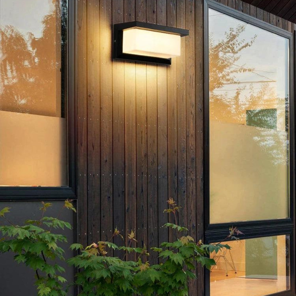 LumiGlow - Lámpara de pared exterior delgada con sensor de movimiento y sistema automático de regulación de luz
