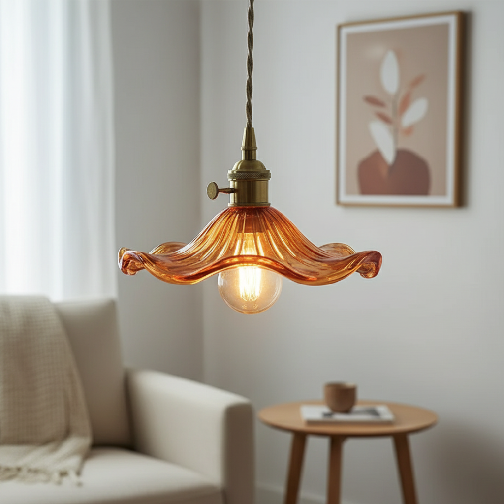 Lámpara Colgante Elegante en Forma de Pétalo - Pantalla de Vidrio Estriado y Accesorio de Latón para Iluminación de Cocina
