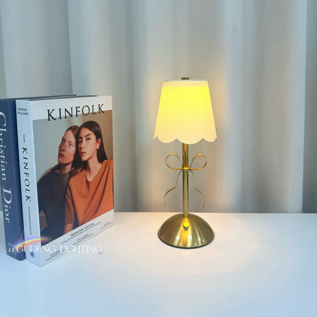 Lámpara de Mesa de Tela Vintage con Detalle de Lazo Luz Cálida