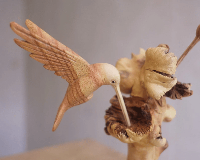 Colibrí alimentándose de una flor, escultura hecha a mano