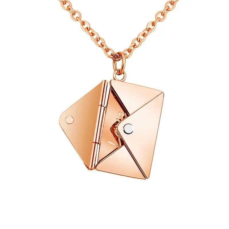 Collar de sobre secreto con un mensaje de amor oculto