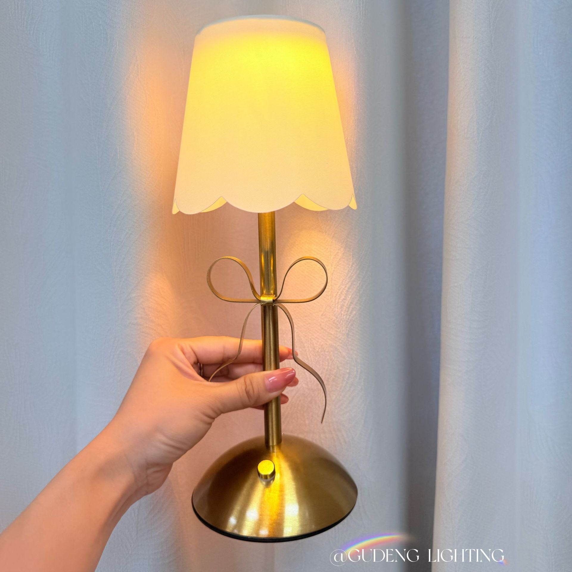 Lámpara de Mesa de Tela Vintage con Detalle de Lazo Luz Cálida