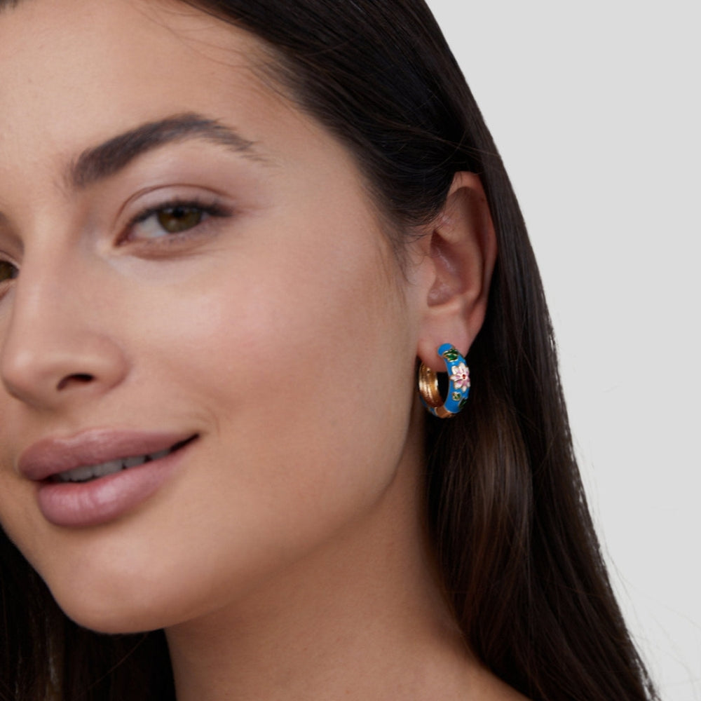 Fiona - Aros delicados con vibrantes detalles florales y diseño redondo