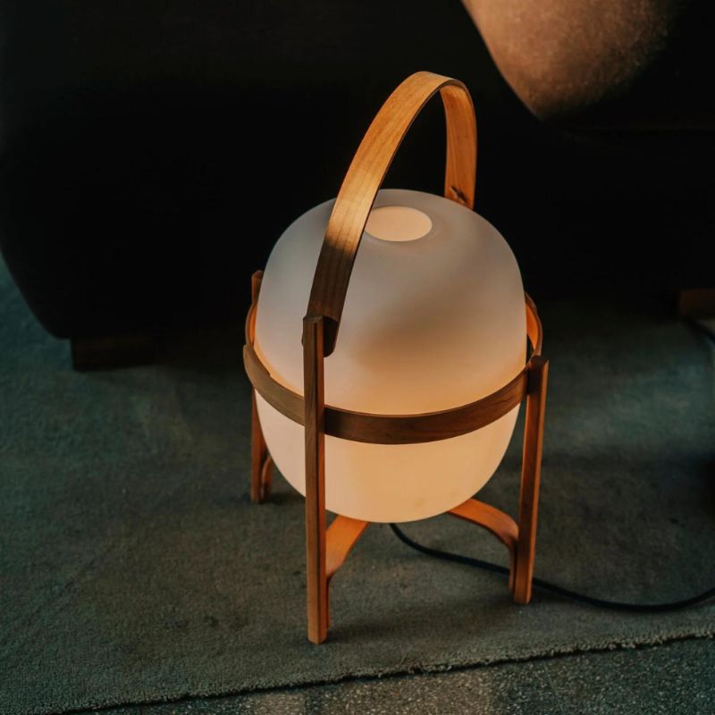 LumaTorch – Lámpara de mesa LED con diseño inspirado en linternas