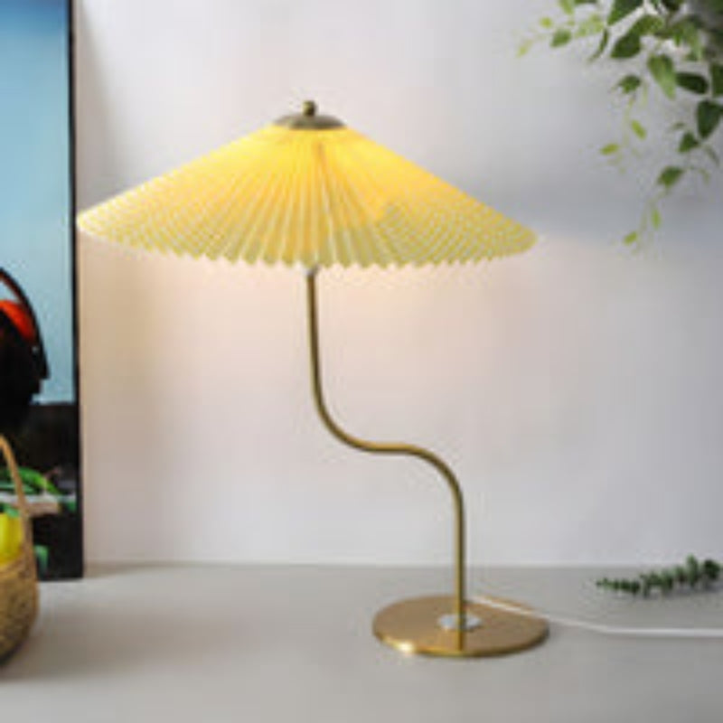 LumiCone – Lámpara de mesa moderna con pantalla de tela y base dorada