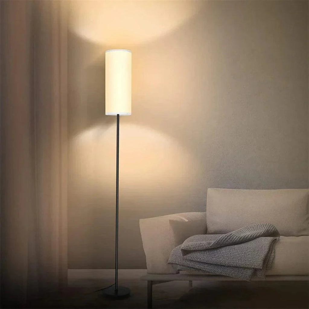 LumiGlow – Lámpara de Suelo Esbelta con Pantalla Cilíndrica para Iluminación Ambiental Suave
