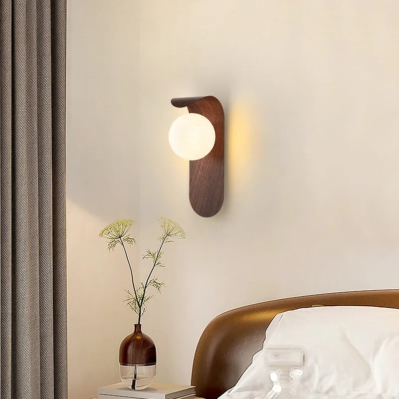Lisslune | LuxeWood – Lámpara de Pared de Nogal Chic para Ambientes Únicos