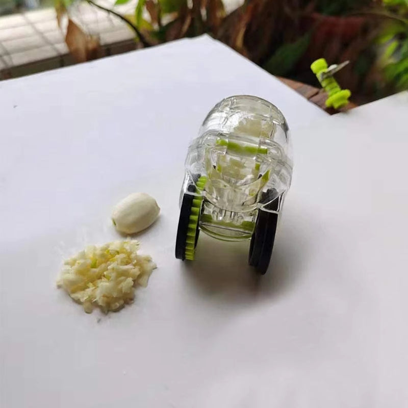GarlicMate - Picador de Ajo con Rueditas y Operación Manual