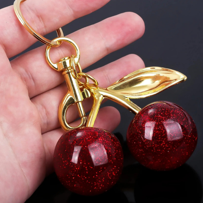 Llave de metal con colgante de cereza