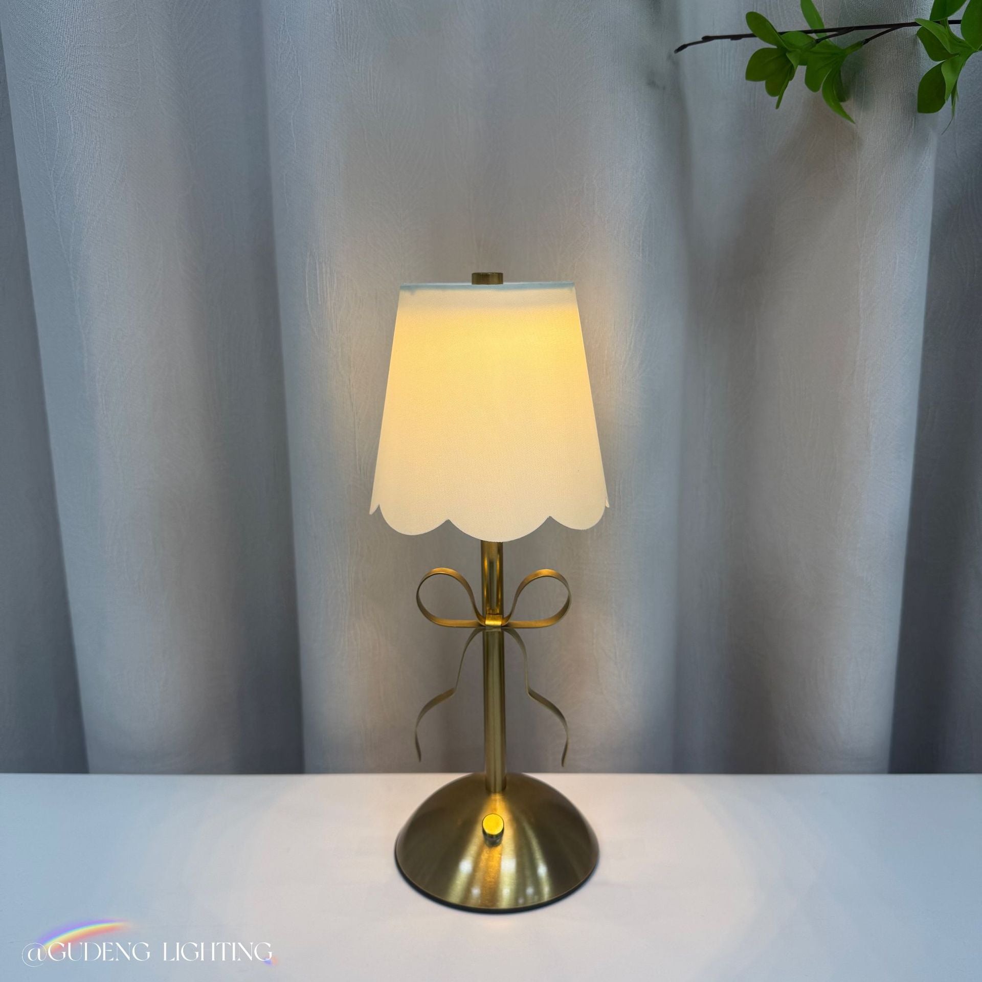 Lámpara de Mesa de Tela Vintage con Detalle de Lazo Luz Cálida