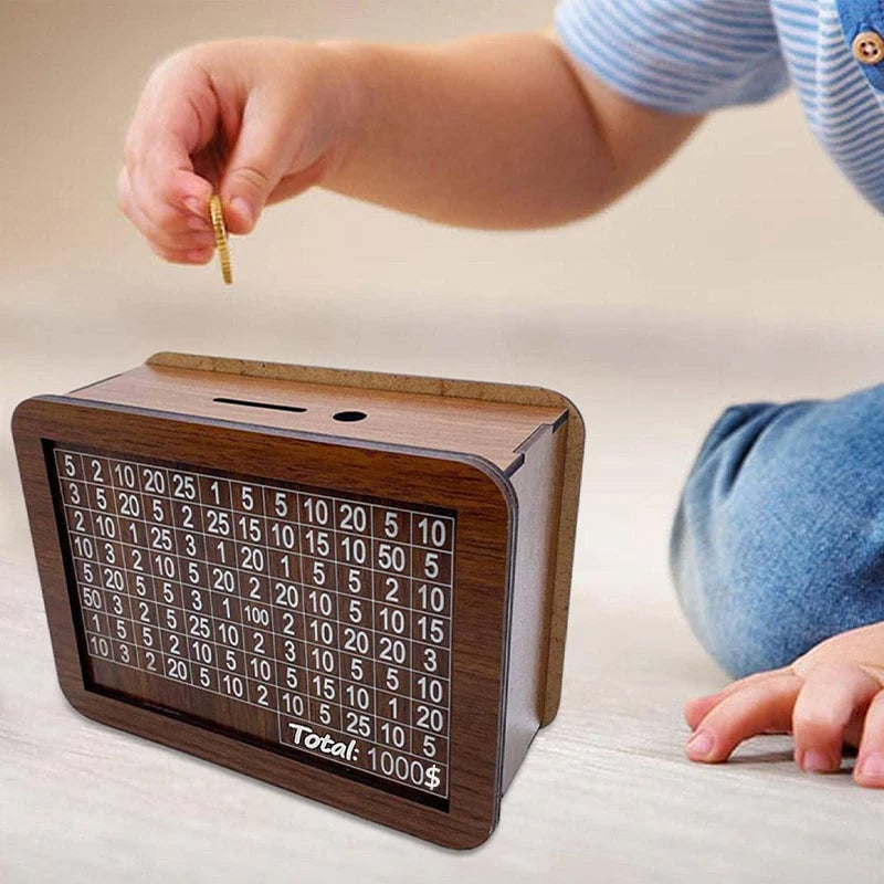 Caja de madera con figuras grabadas