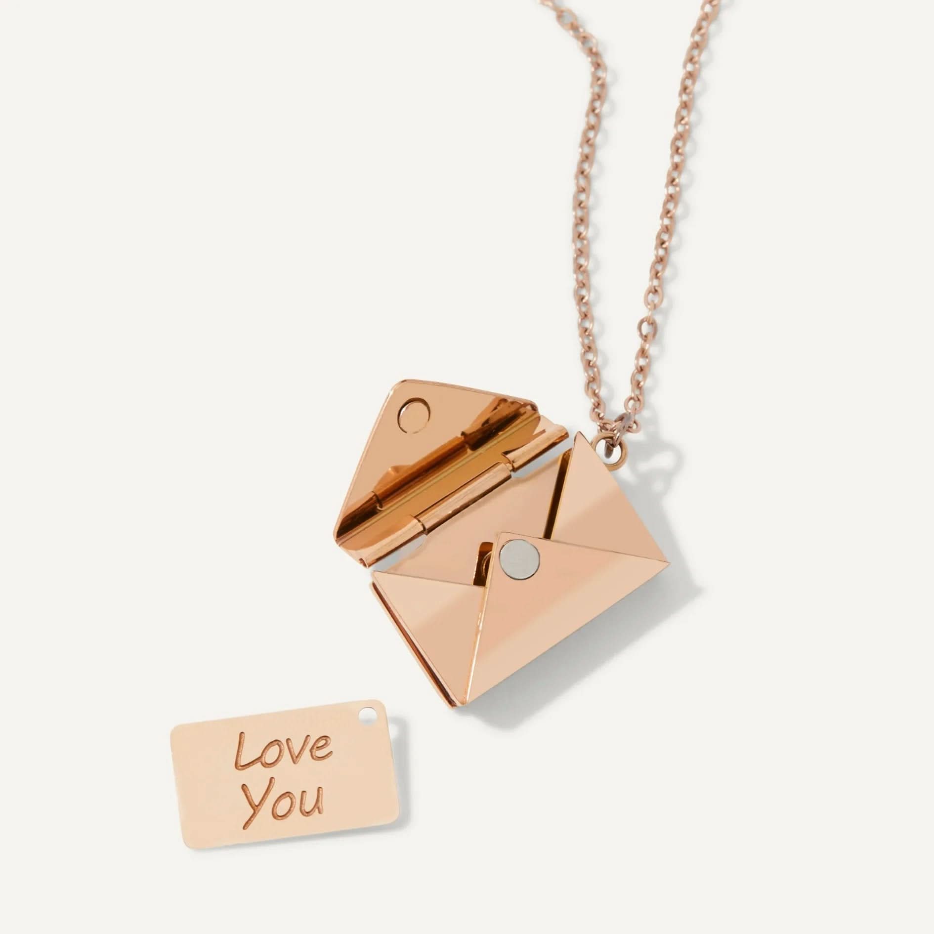 Collar de sobre secreto con un mensaje de amor oculto