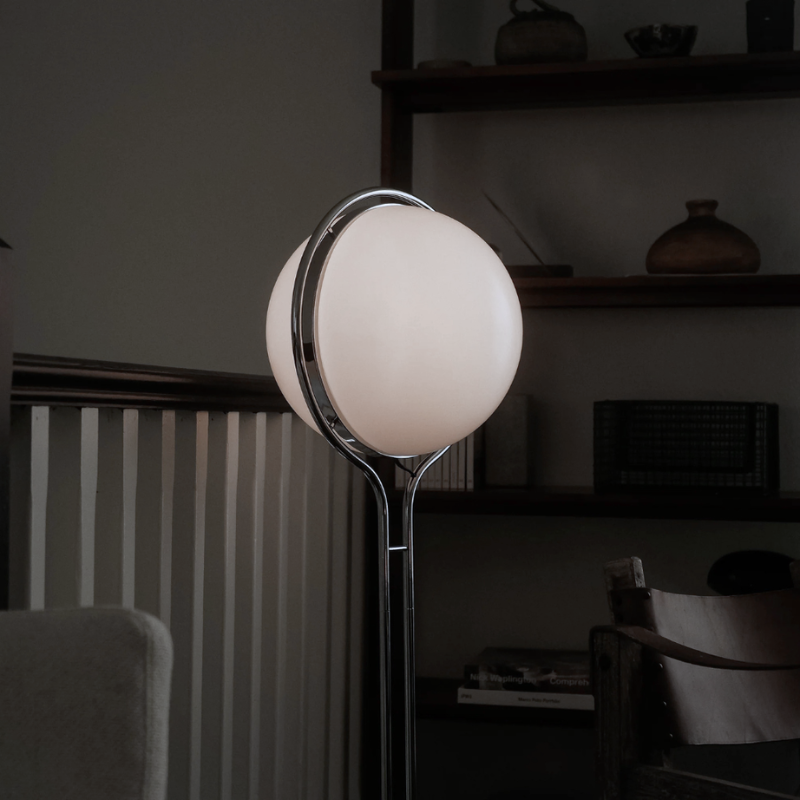 Colección Orbis | Lámpara de Pie Moderna y Elegante con Marco de Cromo para Decoración de Sala de Estar