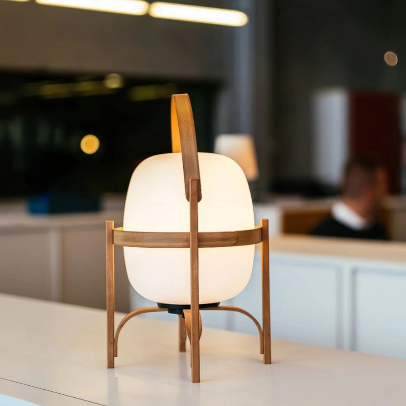 LumaTorch – Lámpara de mesa LED con diseño inspirado en linternas