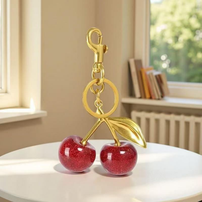 Llave de metal con colgante de cereza
