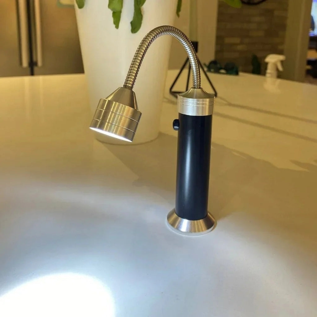 GrillBright – Iluminación compacta para parrillas con haz ajustable de 360°