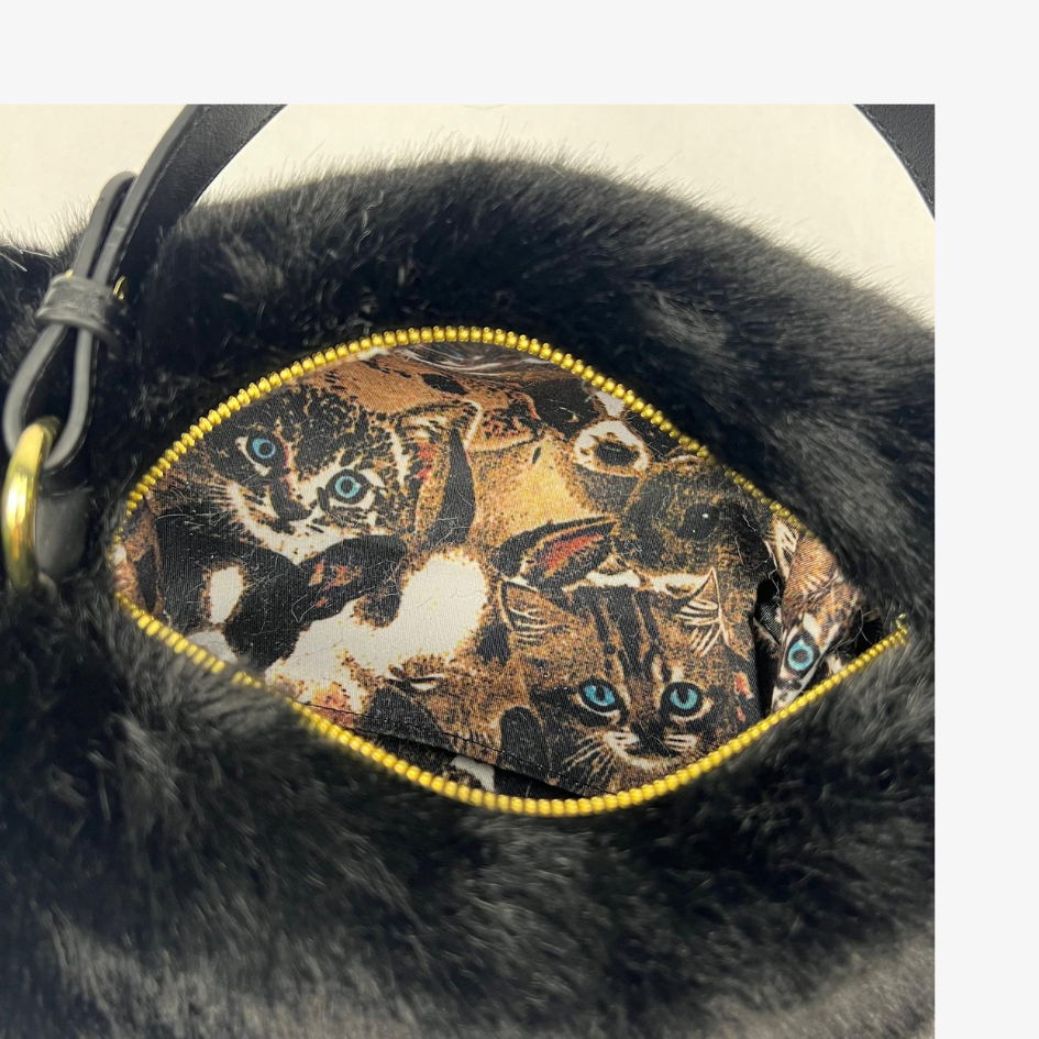 Una bolsa de gato realista que causa sensación en todas partes