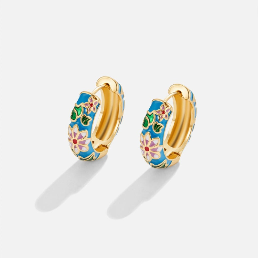 Fiona - Aros delicados con vibrantes detalles florales y diseño redondo