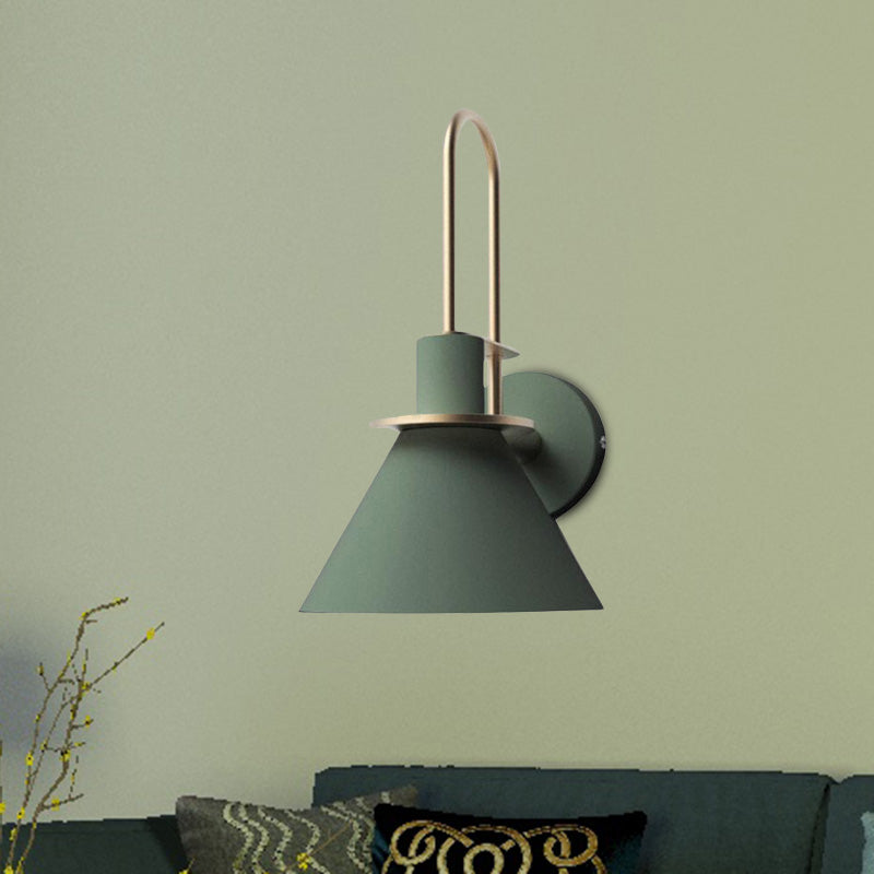 Lámpara de pared antigua de 1 luz con cono de metal, montaje en pared en blanco/negro/verde con asa para mesita de noche | Brehn