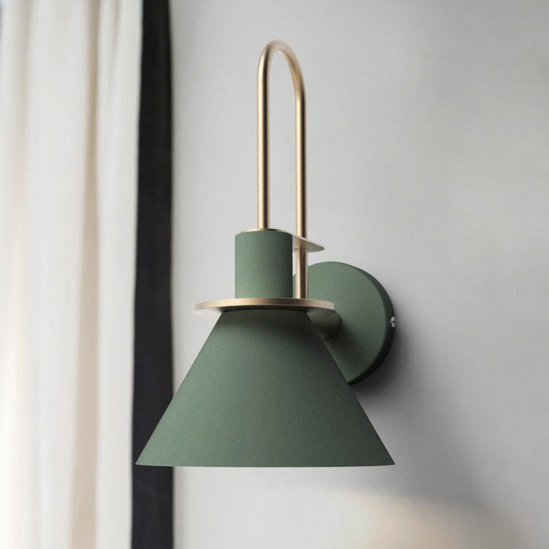 Lámpara de pared antigua de 1 luz con cono de metal, montaje en pared en blanco/negro/verde con asa para mesita de noche | Brehn