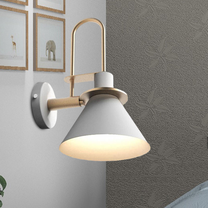 Lámpara de pared antigua de 1 luz con cono de metal, montaje en pared en blanco/negro/verde con asa para mesita de noche | Brehn