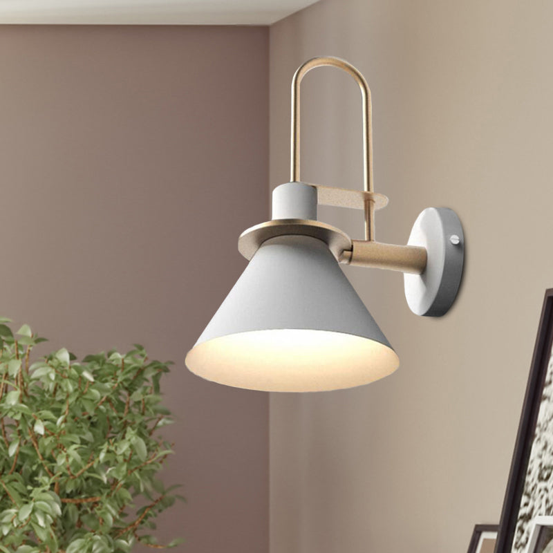 Lámpara de pared antigua de 1 luz con cono de metal, montaje en pared en blanco/negro/verde con asa para mesita de noche | Brehn