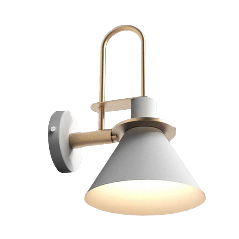 Lámpara de pared antigua de 1 luz con cono de metal, montaje en pared en blanco/negro/verde con asa para mesita de noche | Brehn