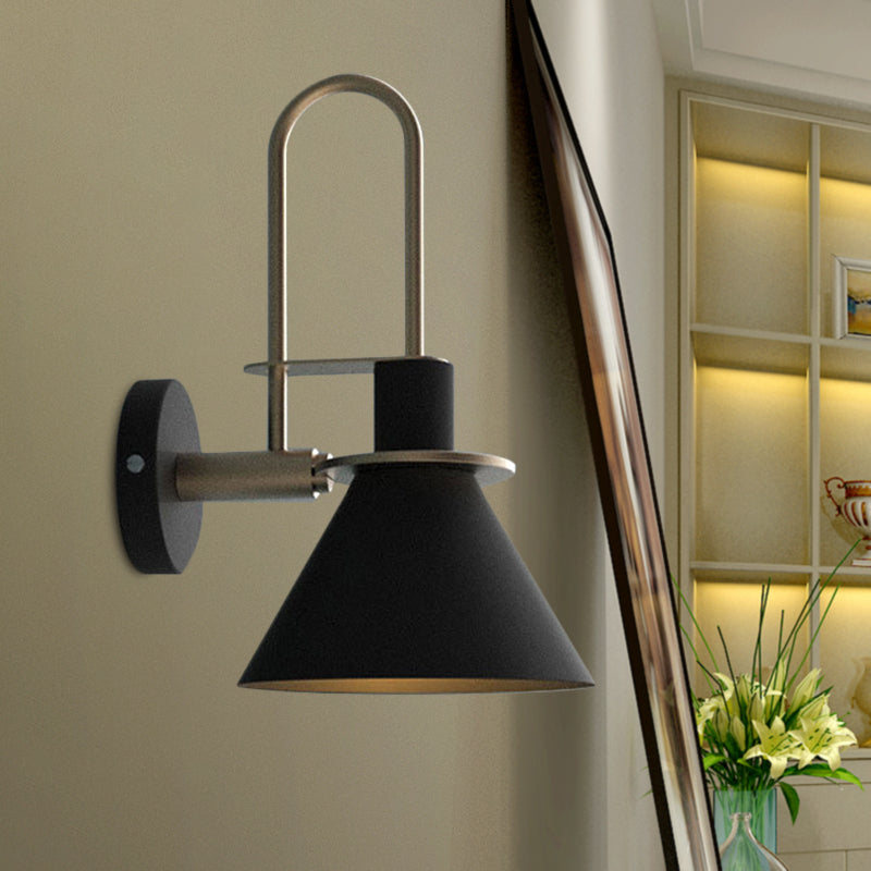 Lámpara de pared antigua de 1 luz con cono de metal, montaje en pared en blanco/negro/verde con asa para mesita de noche | Brehn